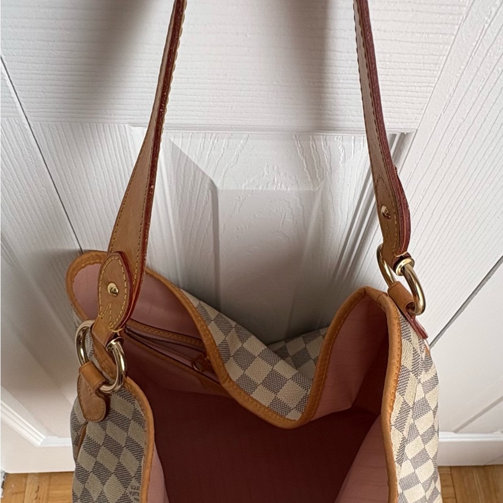 Louis Vuitton Gray and Tan Shoulder Bag with Iconic Design - Picture 7 of 11